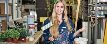 Jeune apprentie avec seau de peinture Jeune apprentie avec seau de peinture